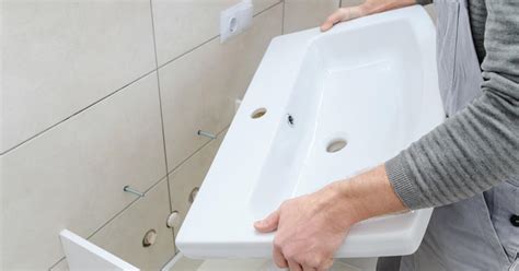 Installieren Sie ein Badezimmer Arbeitsplatte Waschbecken